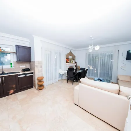 Defne, Walking Distance To Beach, 4 Bedroom, Fully Private Pool Area *