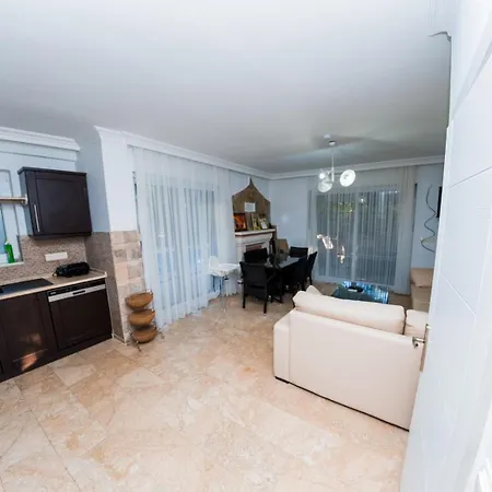 Βίλα Defne, Walking Distance To Beach, 4 Bedroom, Fully Private Pool Area *