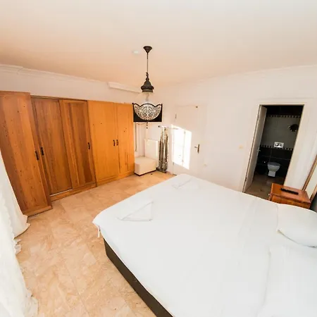 Defne, Walking Distance To Beach, 4 Bedroom, Fully Private Pool Area 빌라 페티예